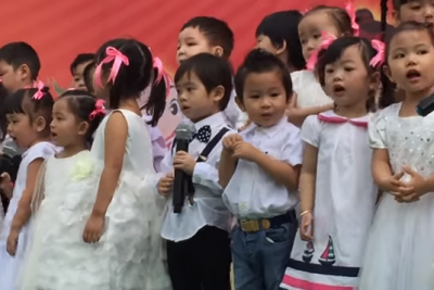 Rio diễn văn nghệ Tết 2015 tại trường mẫu giáo